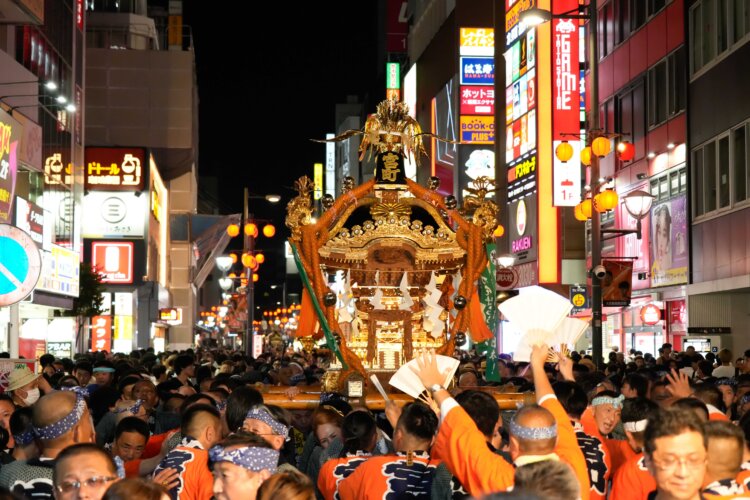 担ぎ手の威勢のいい掛け声が夜の大宮の街に響きわたる。