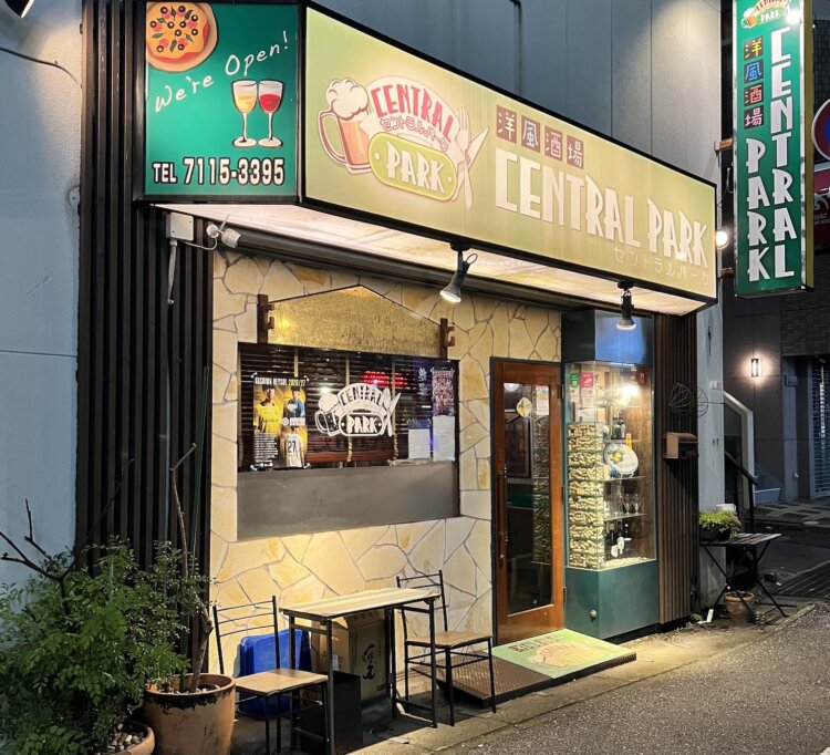 郵便局通り沿いに店がある。