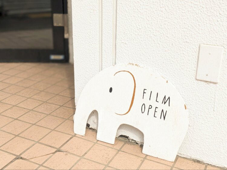茶沢通りを南に進んだところにある、下北沢の中でも落ち着いたエリアで営業。