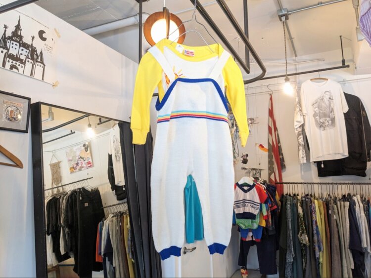 70〜80年代のニットのオーバーオール4950円。黄色いTシャツ4130円は80年代のデッドストック品。