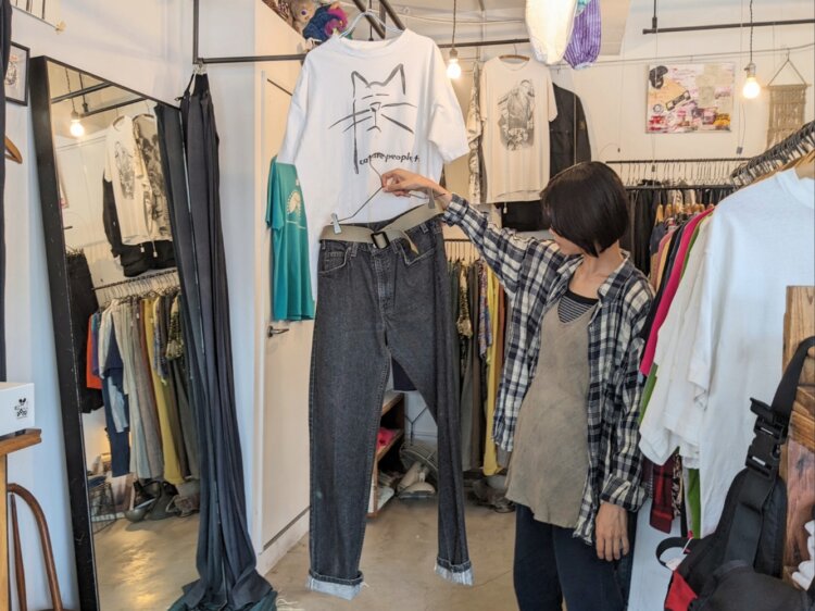 Tシャツ8800円、「505」のジーンズ2万5300円は90年代のアメリカ製。ベルト5280円もアメリカのもの。