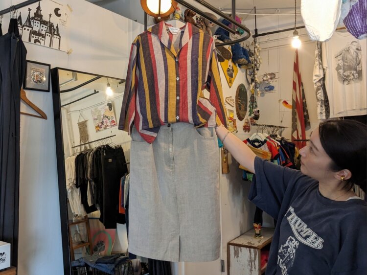 ストライプのシャツ9900円は60年代アメリカ製。ヨーロッパで見つけたリネンの膝丈スカート1万450円。