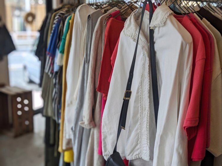 商品は試着することも可能。試したい洋服があればスタッフに声をかけて。