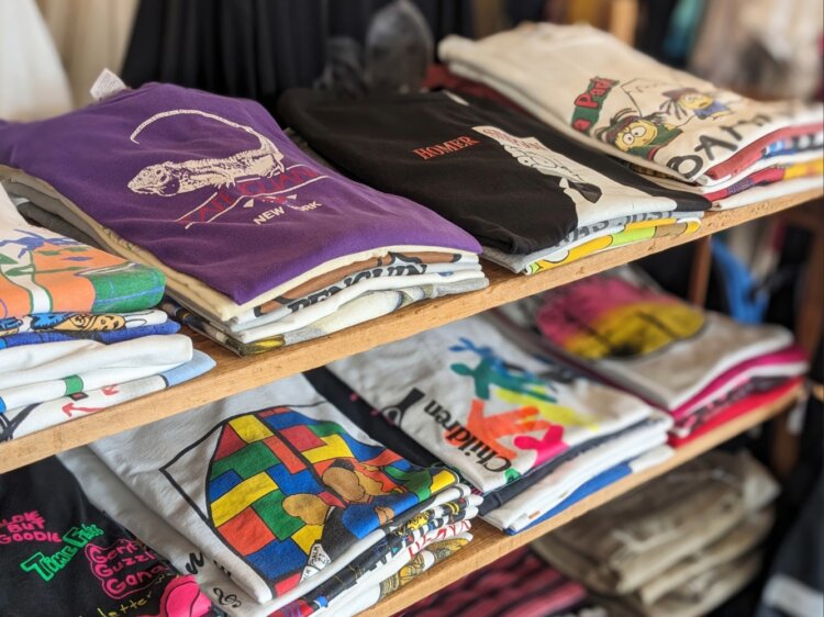Tシャツのラインアップが豊富。シンプルなコーディネートではキャラクターTがアクセントに。