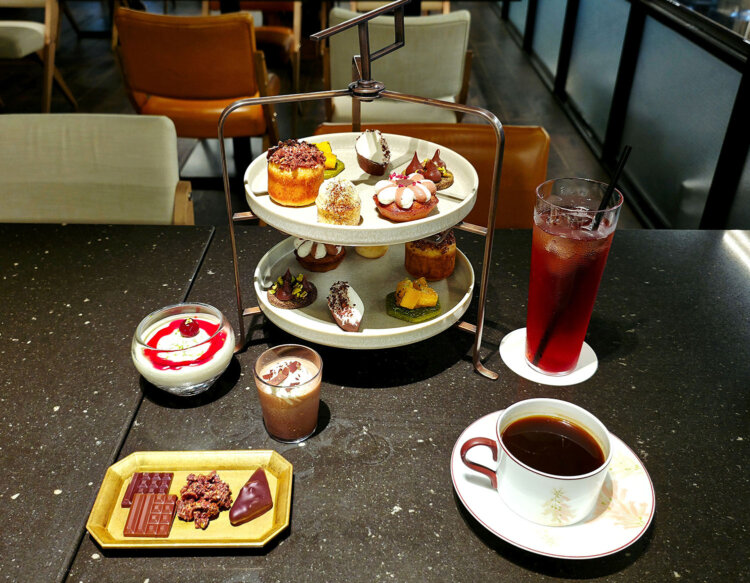 Le goûter（ル・グテ）予約制1人分 平日6100円、土日祝6600円。※写真は2人分（スタンド以外のスイーツは1人分）。