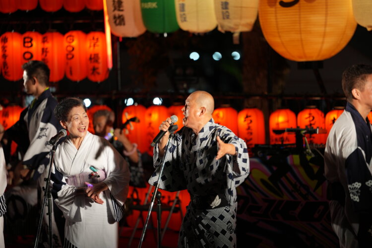 中野区民謡連盟の生演奏に合わせて日本各地の民謡盆踊りを楽しめる。