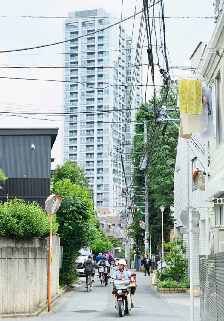 住宅地の隙間から高層タワーがこんにちは。