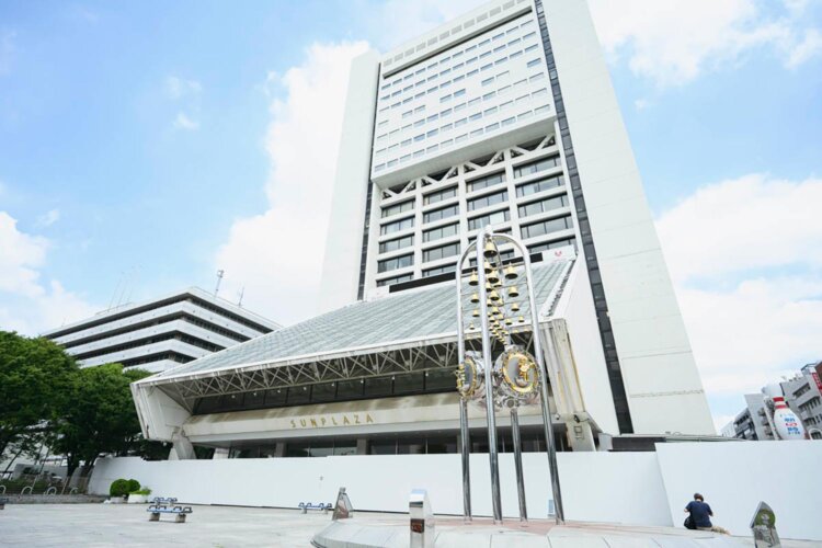 サンプラザ中野の広場は今も憩い空間だ。