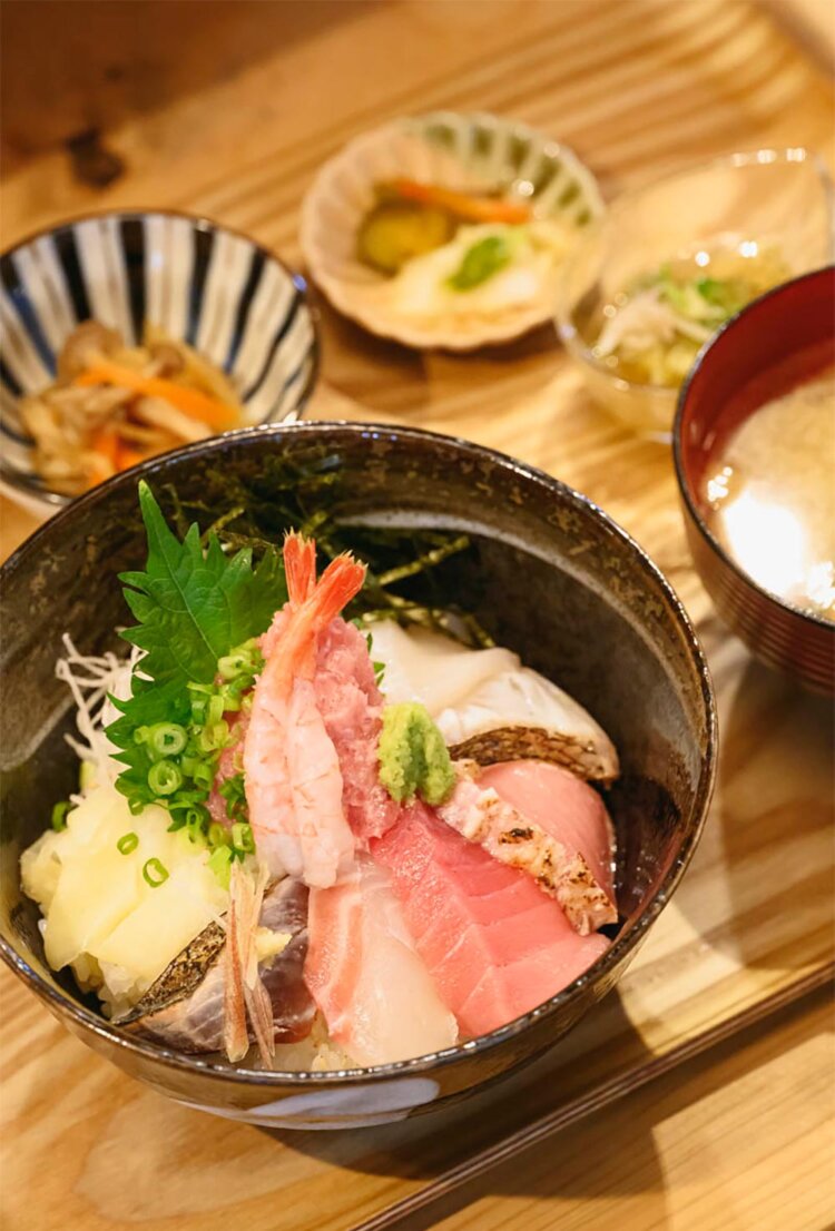 7～8種のネタが満載の海鮮丼定食は昼なら1350円。