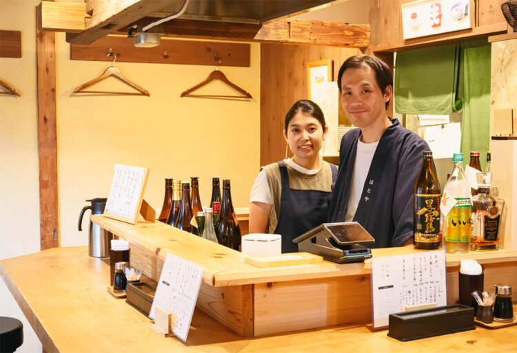 「定食や酒肴（しゅこう）にちょい足しの魚もあります」と古澤夫妻。昼呑みも大歓迎。
