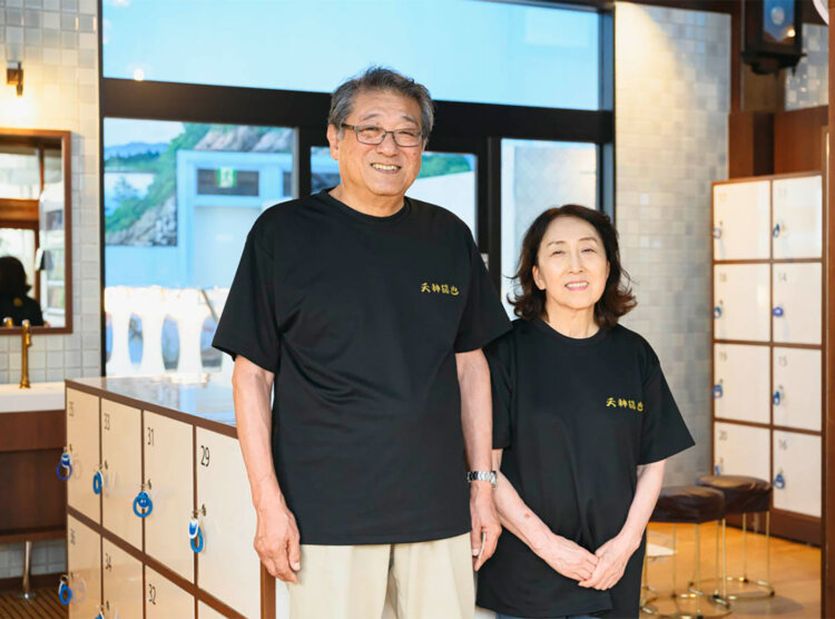 「温泉は美肌効果もありますよ〜」。