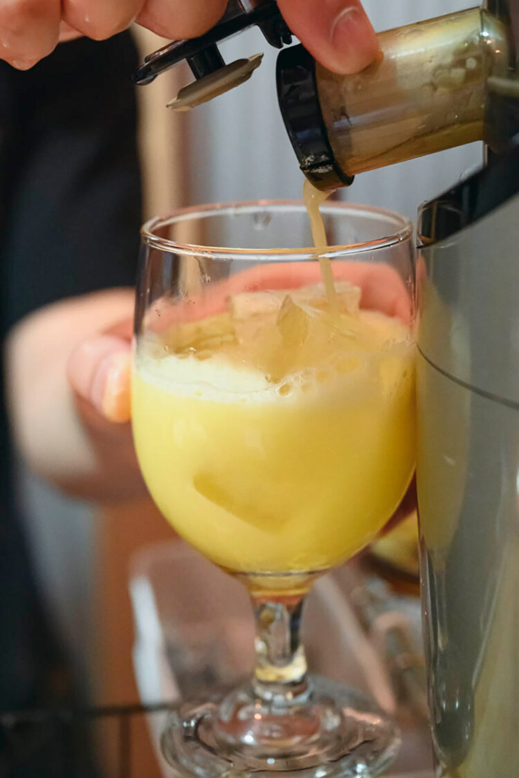 生搾りのふじジュース600円～は好みで酒入りも可能。