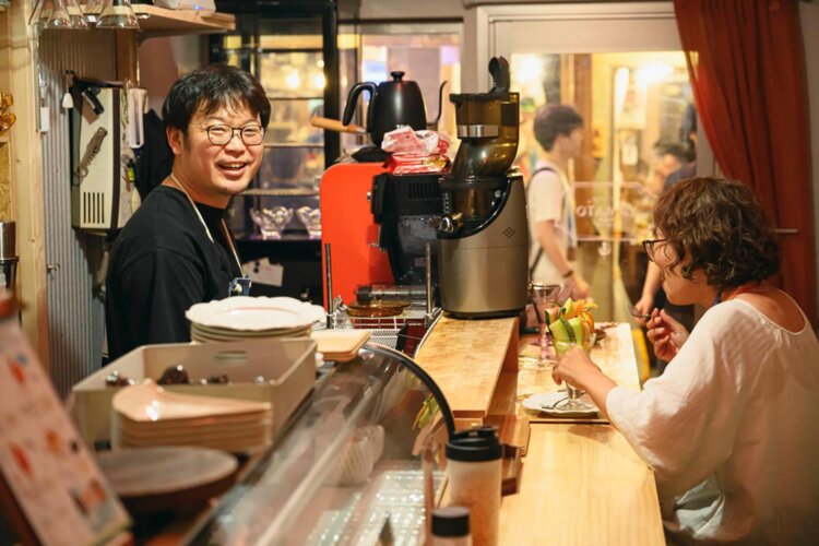 「男性の一人客も多いですよ〜」。