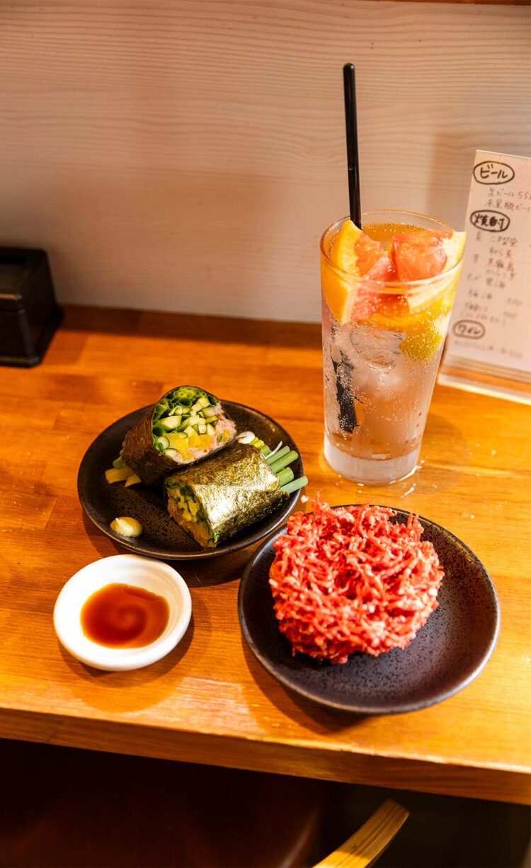 トロタク巻380円、紅生姜かき揚げ280円、フルーツサワー600円。