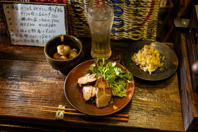 左から順に、山形玉こんにゃく350円、豚肩肉の燻製800円、燻製ポテトサラダ450円。ハイボール650円とあわせて。