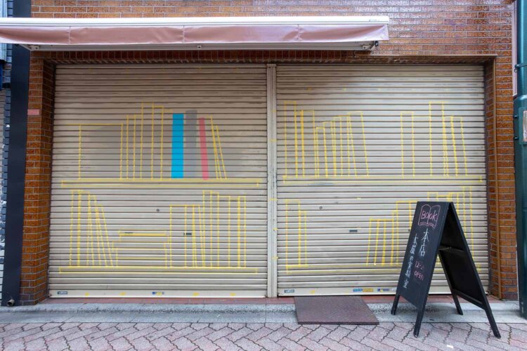 理容室だったころのサインポールを、入り口に残してあったり、閉店時にも本屋と分かるようにシャッターにはマスキングテープで本棚が描かれていたり。街に溶けこむ外観だ。