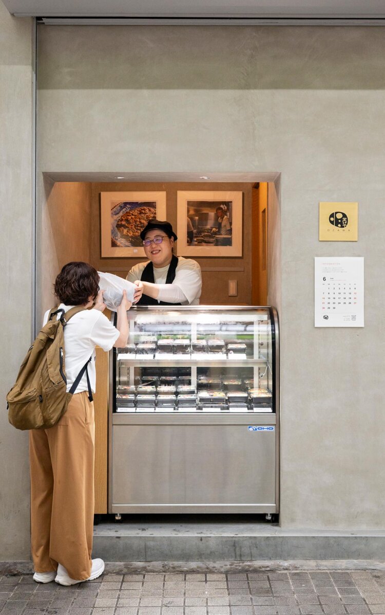 ゴールドのプレートに黒字の看板は昔と同じ。「どこかで見たような？」と足を止める人もいるとか。「裏にあるキッチンですべて作ってます」。