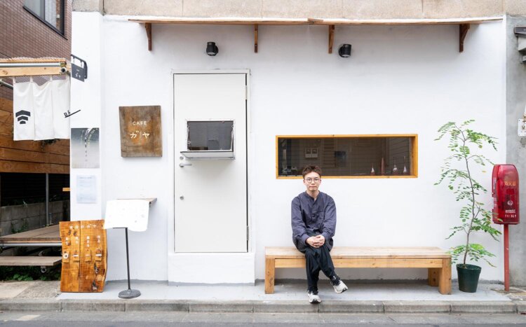 アートを見るだけの来店も歓迎です。オーナーの尾木洸太さん。