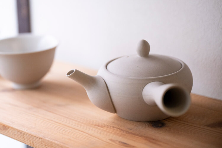 尾木さんが使いやすさとデザインにほれた『南景製陶園』の茶器も販売している。