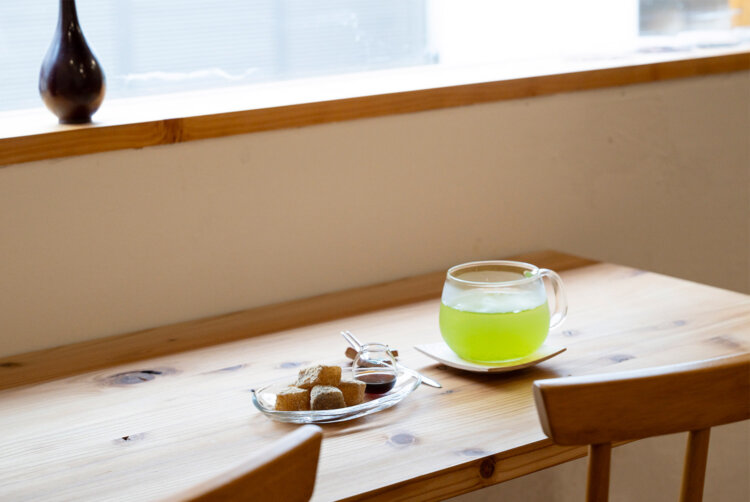 日本茶620円～、自家製わらび餅400円。