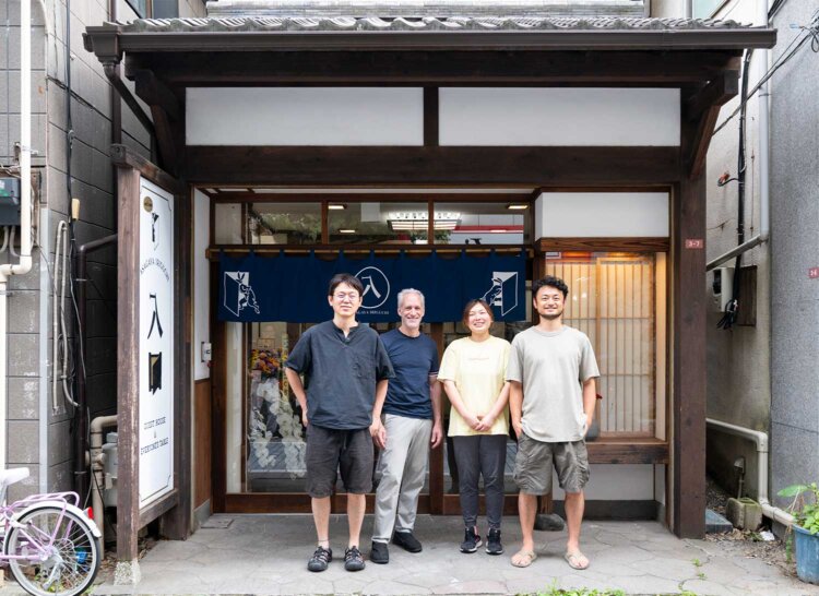 「『うさぎや』の建物を大切にしていきます」。ここを立ち上げた森口さん（左）とスタッフたち。