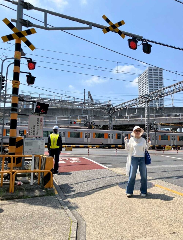 北千住駅南側にある通称・開かずの踏切。取材時は、普通に開きました。踏切鉄は、1日中いられる場所。