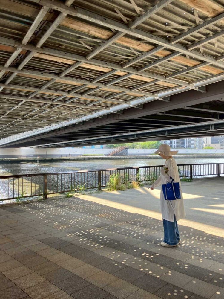 隅田川沿いは、舗装されていて歩きやすいです。線路の下をくぐれるのも、楽しかった～。キラキラ。