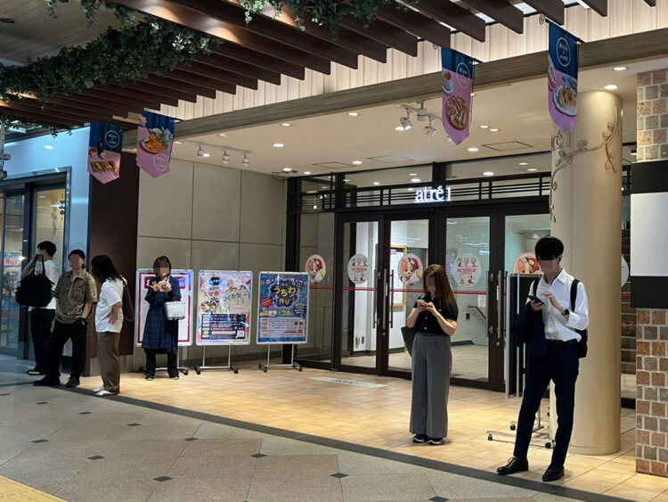暑い時期ということもあり、見たところ「アトレ1」入り口での待ち合わせが最も多かったようだ。