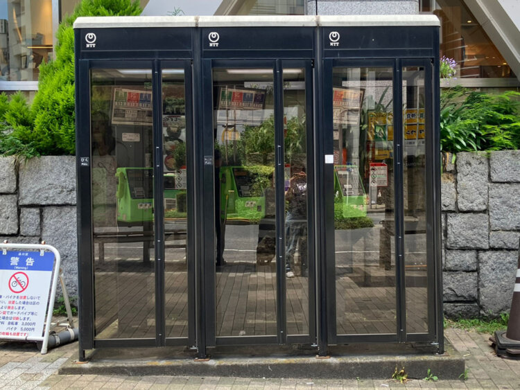 駅側に設置された3連の電話ボックス。どこを使うかによって性格がわかりそう。