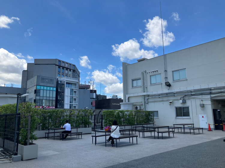 「アトレ1」の屋上庭園はベンチやテーブルなども多く設置されており、天気が良い時などは便利に使えそうだ。
