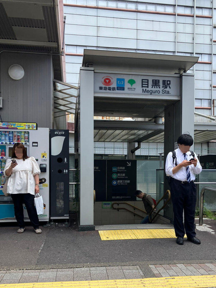 西口の乗り換え連絡通路入り口。異なる路線を使って来る人たちの待ち合わせには便利そうである。
