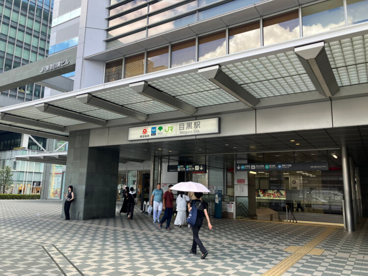 正面口はJR東急目黒ビルの1階にあり、商業施設「アトレ2」も入っているため、買い物をしながら待ち合わせもできそう。