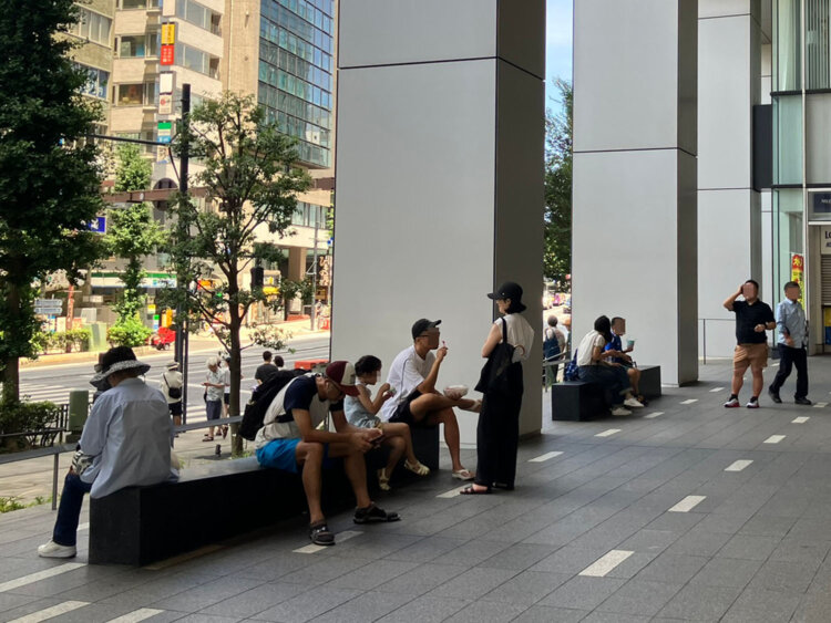 目黒通り側に設置されたベンチにも多くの人が座る。