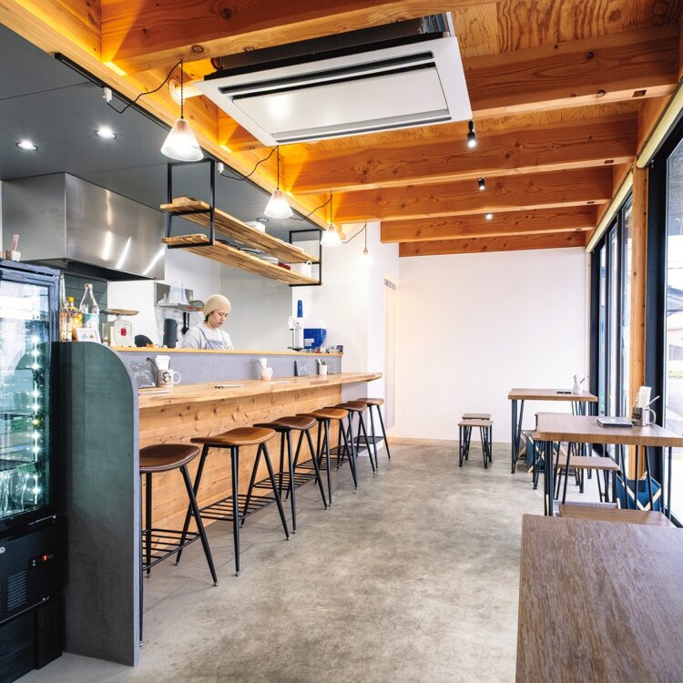 カウンターとテーブル3卓の店内。テイクアウトにも対応。