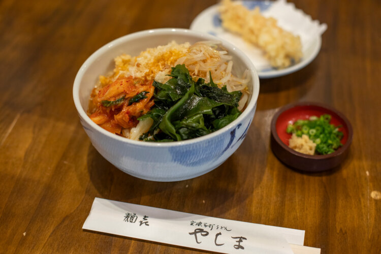 もやしラー油うどん（冷）にキムチ＆わかめをトッピング。そして熱々サクサクの海老天。