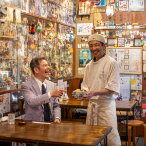 昭和レトロな玩具がびっしり！ 創業90年の手打ち讃岐うどん『麺㐂 やしま 渋谷円山町』【井上順の渋谷さんぽ】