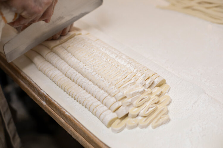 麺は長いのとたまに短いのがあったりするのも、手打ち手切りうどんならではの楽しさ。