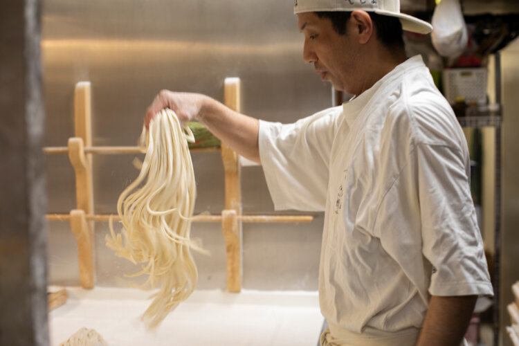 店が休みの日も仕込みはあるので、ほぼ毎日うどんを打っているという白玖さん。