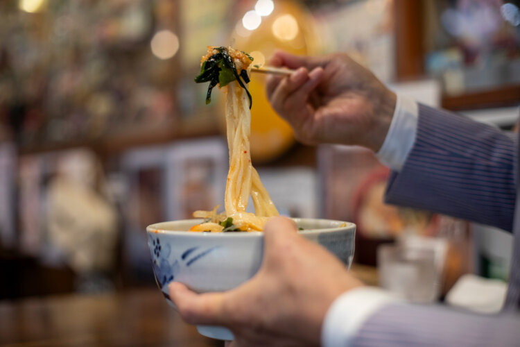 なめらかで喉越しのいいうどんは、暑くてあまり食欲のない日でもツルツル食べられる。