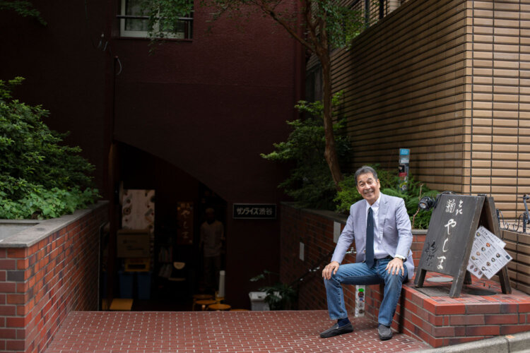 『麺㐂 やしま 渋谷円山町』店の入り口で。