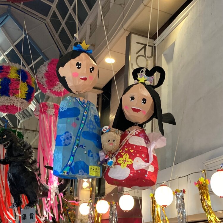 商店街に浮かぶように飾られる個性豊かなハリボテ。なかには人気のキャラクターや話題の人物などをモチーフにしたものもあり、思わず笑みがこぼれる。