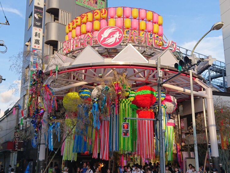 阿佐谷パールセンター商店街の入り口に飾られる大きなくす玉飾りも阿佐谷七夕まつりの名物。