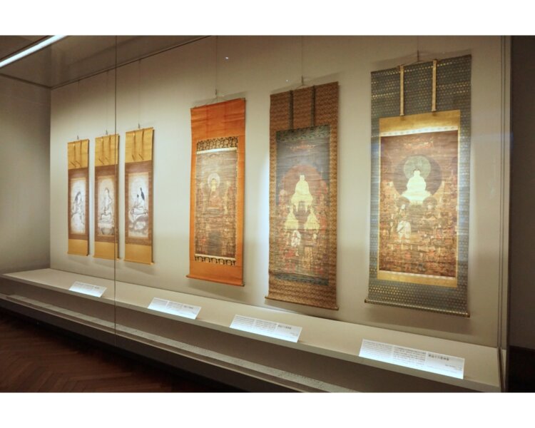 3つの異なる時代に描かれた「釈迦十六善神像」（手前）と、「釈迦三尊像」（奥）。普賢菩薩の描かれ方の違いにも注目したい。