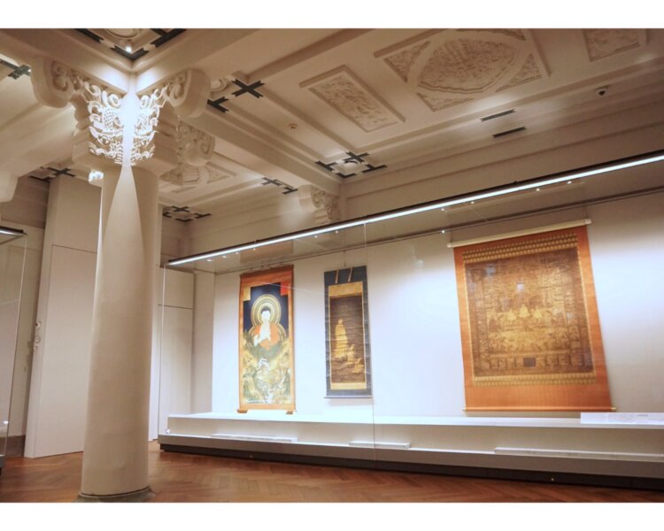 3章「極楽浄土と地獄」では、冷泉為恭「山越阿弥陀図」などを展示。築地本願寺などの建築で知られる伊東忠太が設計した展示室の意匠と併せて、臨場感のある表現を味わいたい。