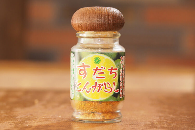 店内のテーブルには、すだちとんがらしも当然のように常備。