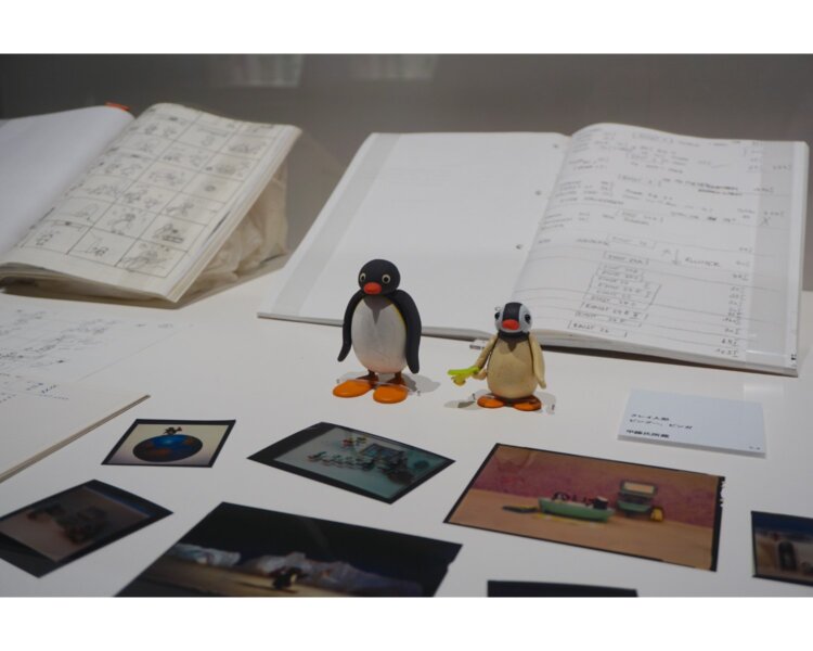 「ピングーの生まれたところ」コーナーでは、クレイ人形、絵コンテ、制作メモ、ポジフィルムなどの貴重な資料が展示されている。