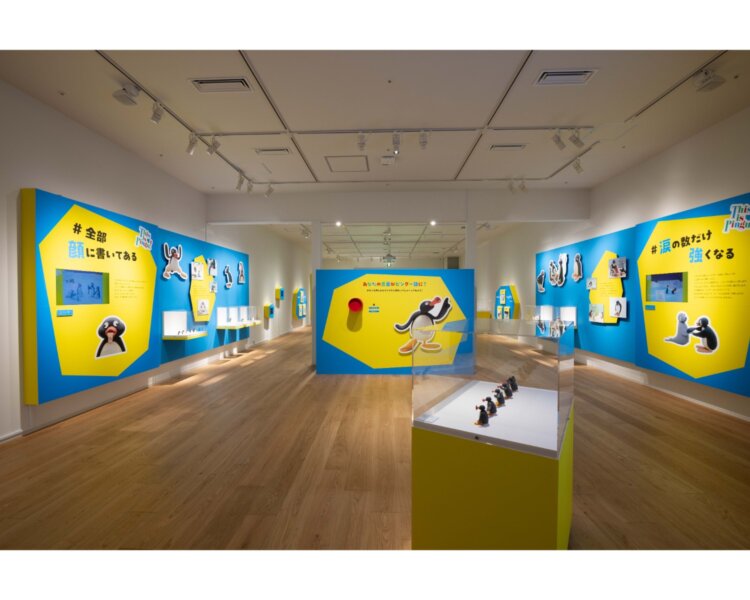 マイクに向かってしゃべると、吹き込んだ言葉が“ピングー語”で再生される仕掛けも。各展示室にクレイモデルと遊べるスポットが併存し、展示ケースも子供に見やすい高さになっているので、親子で訪れてもゆったりと楽しめる（写真提供＝「可愛いだけじゃない！？ピングー展」）。