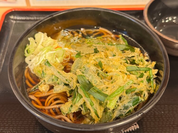 個人的に一番、好きなニラ天そば610円。ニラの香り甘味がたまらないのです。
