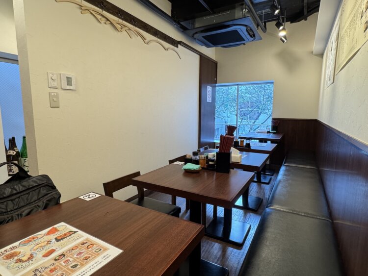 飲みフロアの2階はテーブル席のみ。