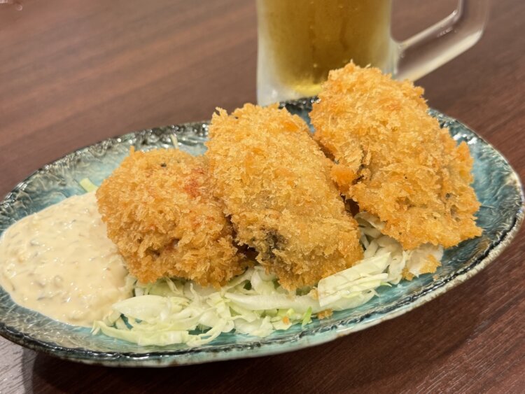 自家製タルタルソース付きのカキフライ800円。粒がでかい！